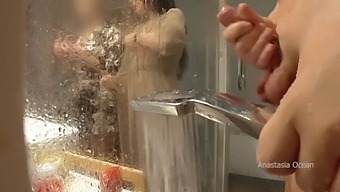 แม่เลี้ยงจับได้ว่าเขาอยู่ในห้องน้ําและตื่นเต้นเมื่อเห็นการแข็งตัวของเขา